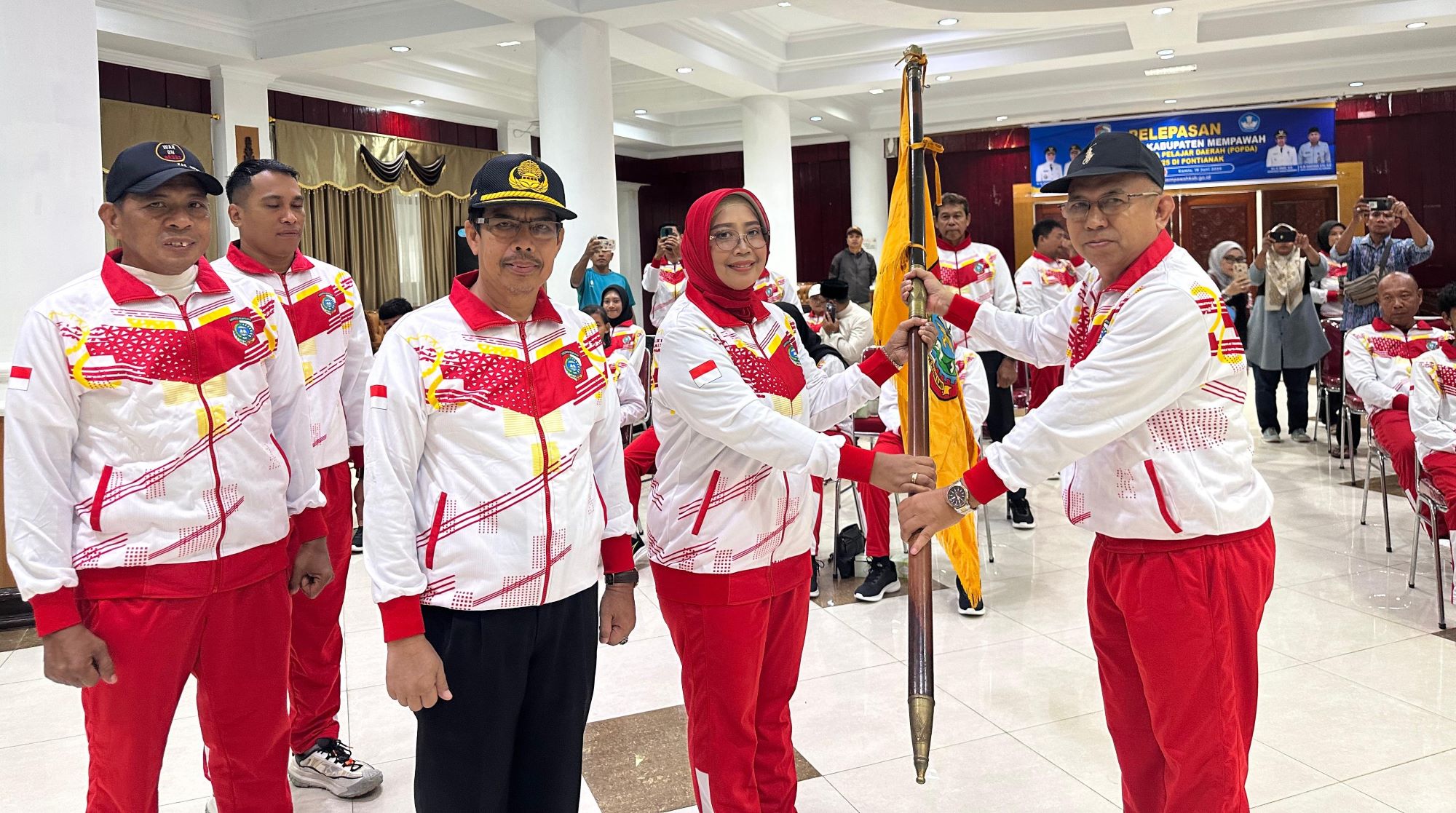 LEPAS ATLET: Bupati Erlina menyerahkan pataka saat melepas kontingen Popda Kabupaten Mempawah, kemarin.
