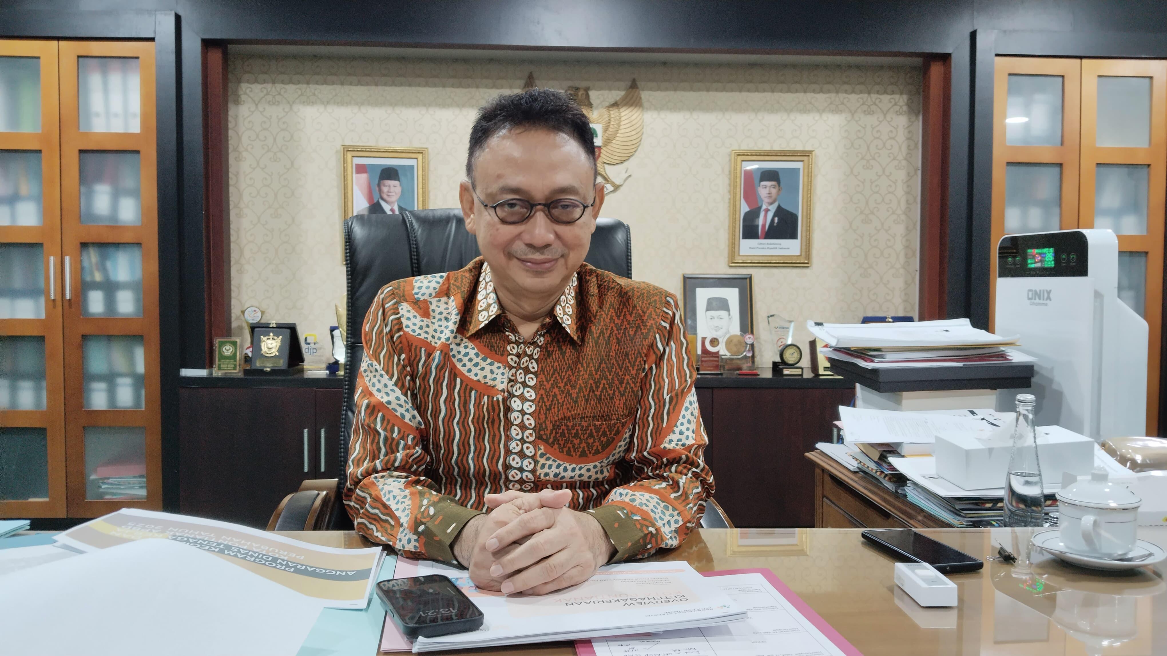 WAWANCARA: Wali Kota Pontianak Edi Rusdi Kamtono saat diwawancarai di ruang kerjanya.