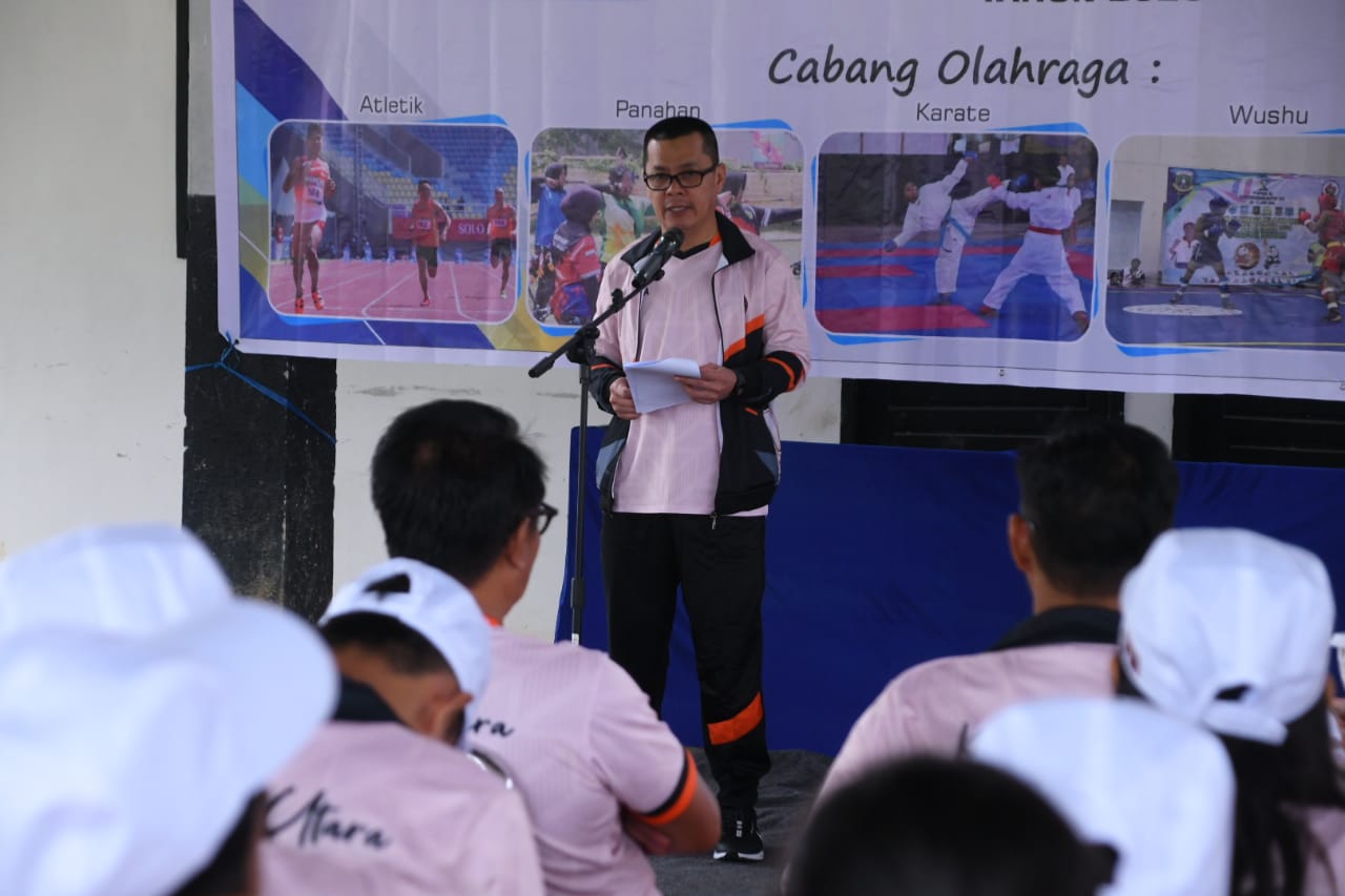 PELEPASAN: Bupati Kayong Utara Romi Wijaya melepas 22 atlet pelajar yang akan berlaga di POPDA Kalbar 2025.