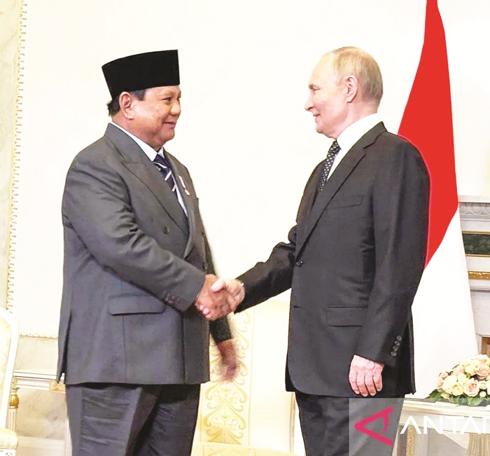BERTEMU: Presiden Indonesia Prabowo Subianto bertemu dengan Presiden Rusia Vladimir Putin di Istana Constantine, St. Petersburg, Rusia, kemarin (19/6).
