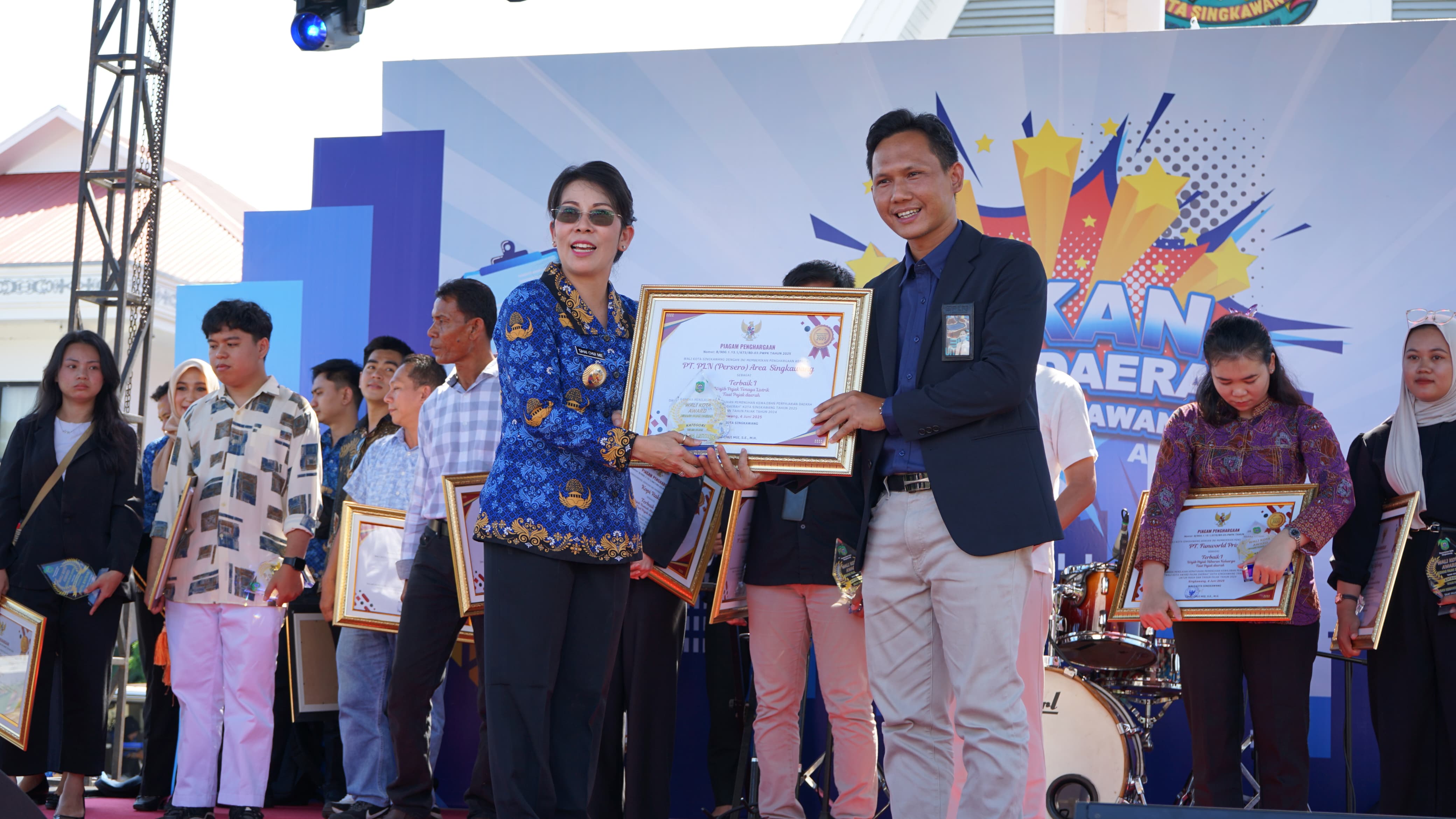 Wali Kota Singkawang, Tjhai Chui Mie, serahkan piagam penghargaan kepada PLN UP3 Singkawang atas prestasinya sebagai Terbaik 1 Wajib Pajak Tenaga Listrik Taat Pajak Daerah.