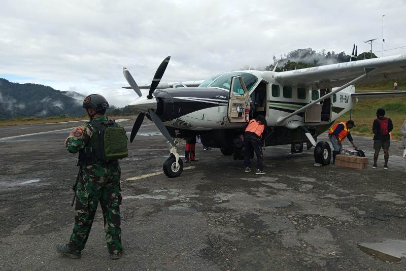 Kopasgat Pos Sugapa berjaga keamanan Bandara Sugapa di Kabupaten Intan Jaya, Papua Tengah.