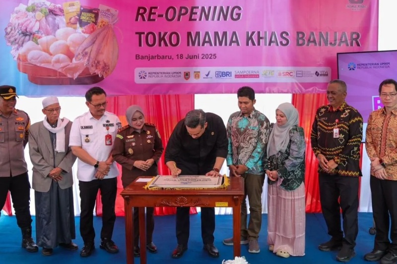 Menteri Usaha Mikro, Kecil dan Menengah (UMKM) Maman Abdurrahman melakukan Reopening Toko Mama Khas Banjar di Banjarbaru, Kalimantan Selatan, Rabu (18/6).