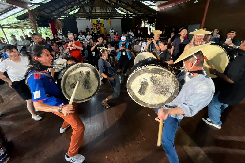 Seppuku Pistols saat memberikan workshop alat musik tradisional Jepang di RWMF 2025.