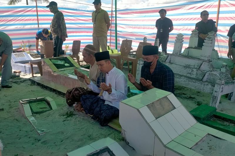 Persiapan jelang proses autopsi almarhum Rafa Fauzan di Pemakaman Masjid At-Taqwa, Jalan RA Kartini, Kelurahan Sekip Lama, Kecamatan Singkawang Tengah, Jumat (20/6) siang.