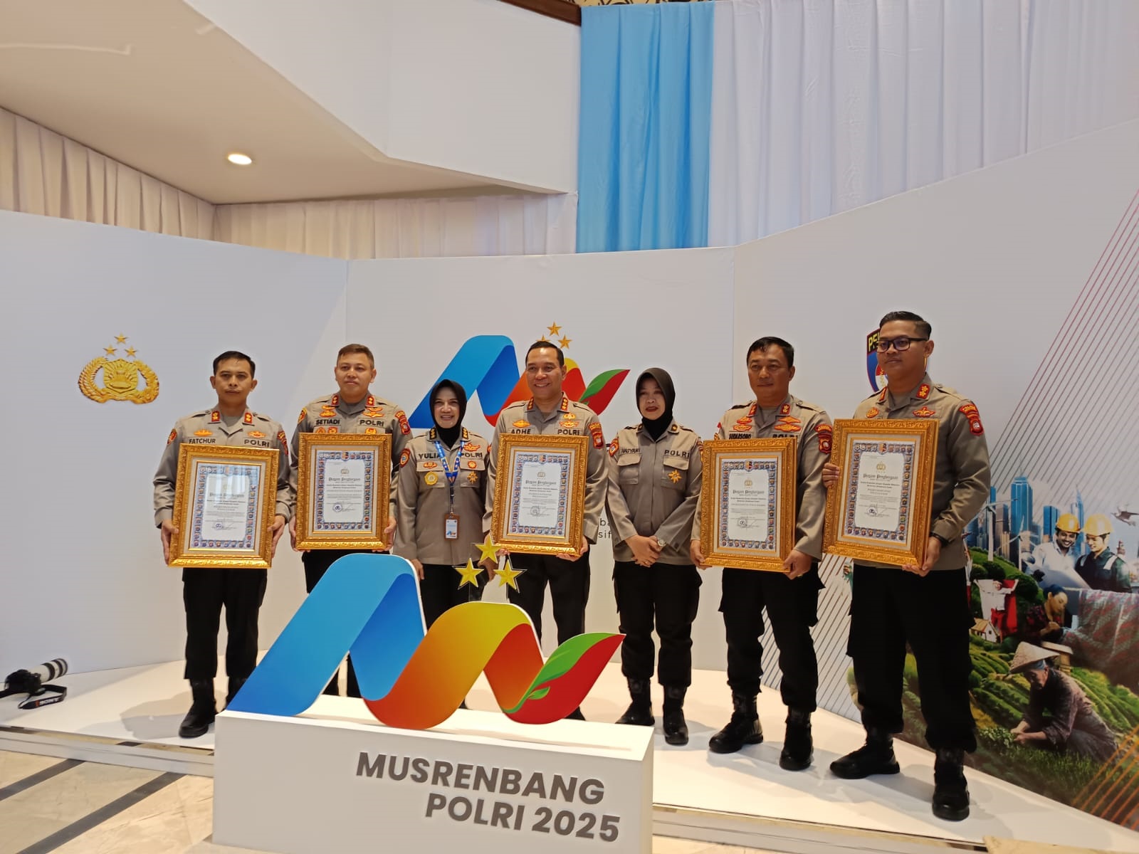 PENGHARGAAN Kapolres Singkawang AKBP Fatchur Rochman (paling kiri) menerima penghargaan dalam kegiatan Musrenbang Polri Tahun 2025.