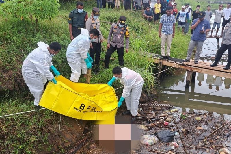 Penemuan mayat tanpa identitas dengan kondisi tidak utuh di pinggir Sungai Batanganai, Selasa (17/6/2025).