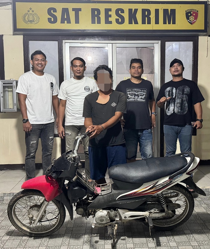 PENCURIAN : Pelaku pencurian motor dinas Pemda Landak saat diamankan Jatanras Polres Landak.
