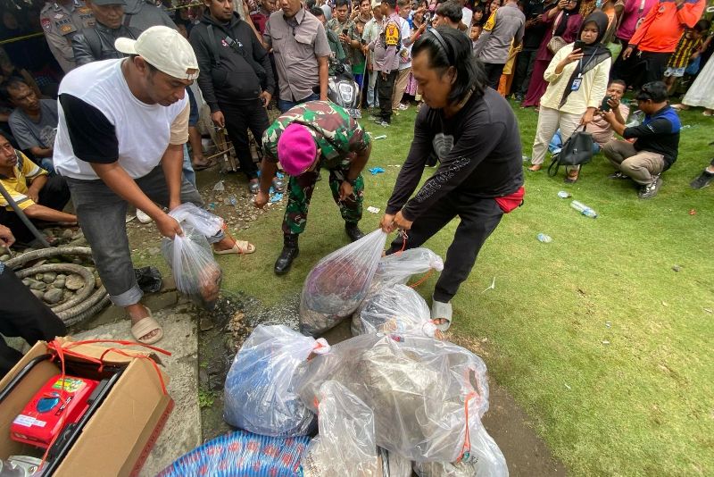 Sejumlah barang yang didapatkan dari dalam sumur tempat dua korban ditimbun, Kamis (19/6).