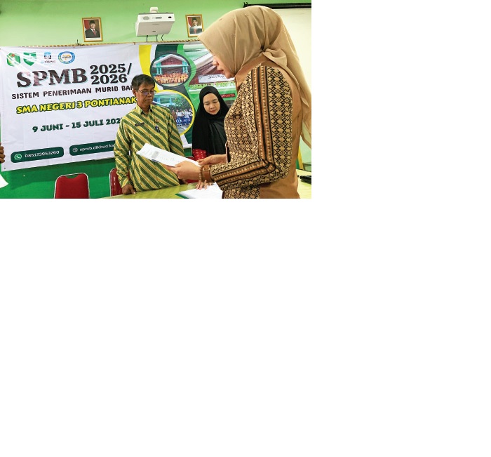 SIDAK : Kepala Disdikbud Kalbar, Rita Hastarita saat meninjau langsung proses SPMB di SMAN 3 Pontianak, Kamis (19/6).