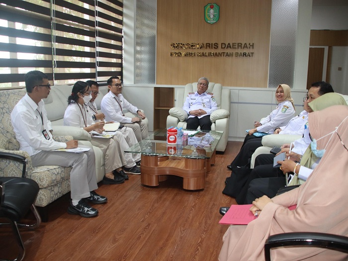 AUDIENSI: Harisson menerima audiensi dengan Plt. BP3MI Kalimantan Barat Agus Leonardo Simarmata, beserta jajaran di Ruang Kerja Sekda Provinsi Kalimantan Barat, Rabu (18/6).