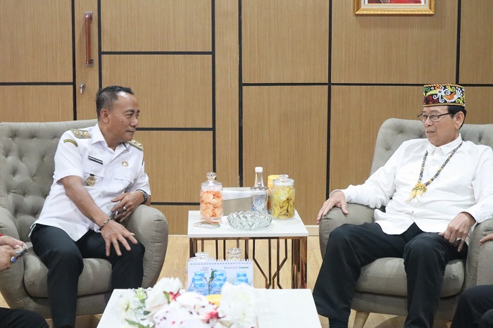 SILATURAHMI: Wagub Kalbar Krisantus Kurniawan menerima audiensi Presiden Majelis Adat Dayak Nasional (MADN) Marthin Billa, di Ruang Kerja Wagub Kalbar, Rabu (18/6).