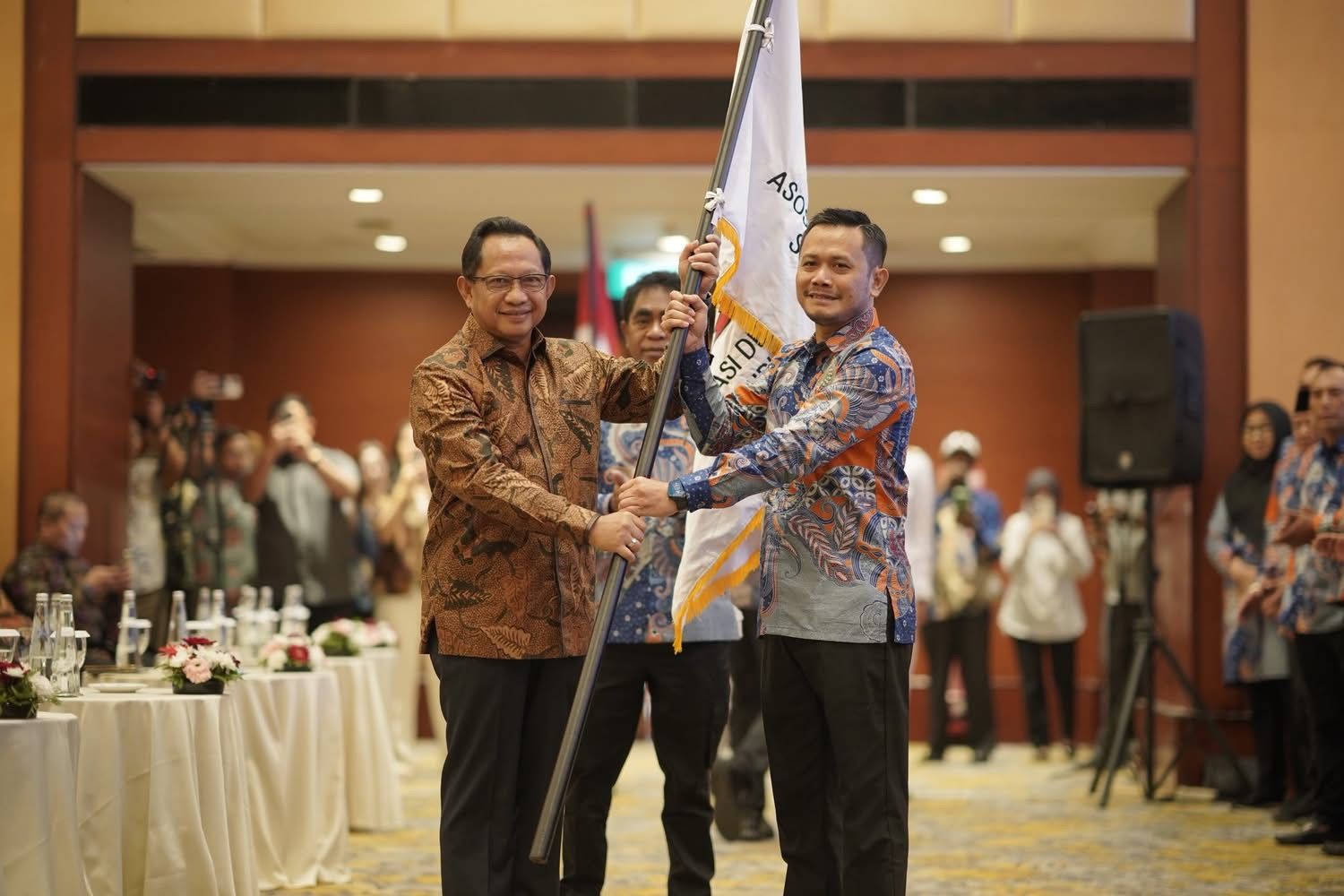 LANTIK: Mendagri, Tito Karnavian, melantik Ketua Umum Adkasi, Siswanto, Kamis (19/6).