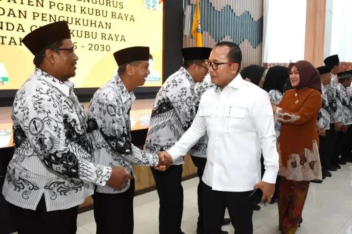 ARAHAN: Bupati Kubu Raya, Sujiwo, usai memberikan arahan pada Pelantikan Pengurus Kabupaten Persatuan Guru Republik Indonesia (PK PGRI) Kubu Raya Periode V Masa Bakti 2025&ndash;2030.
