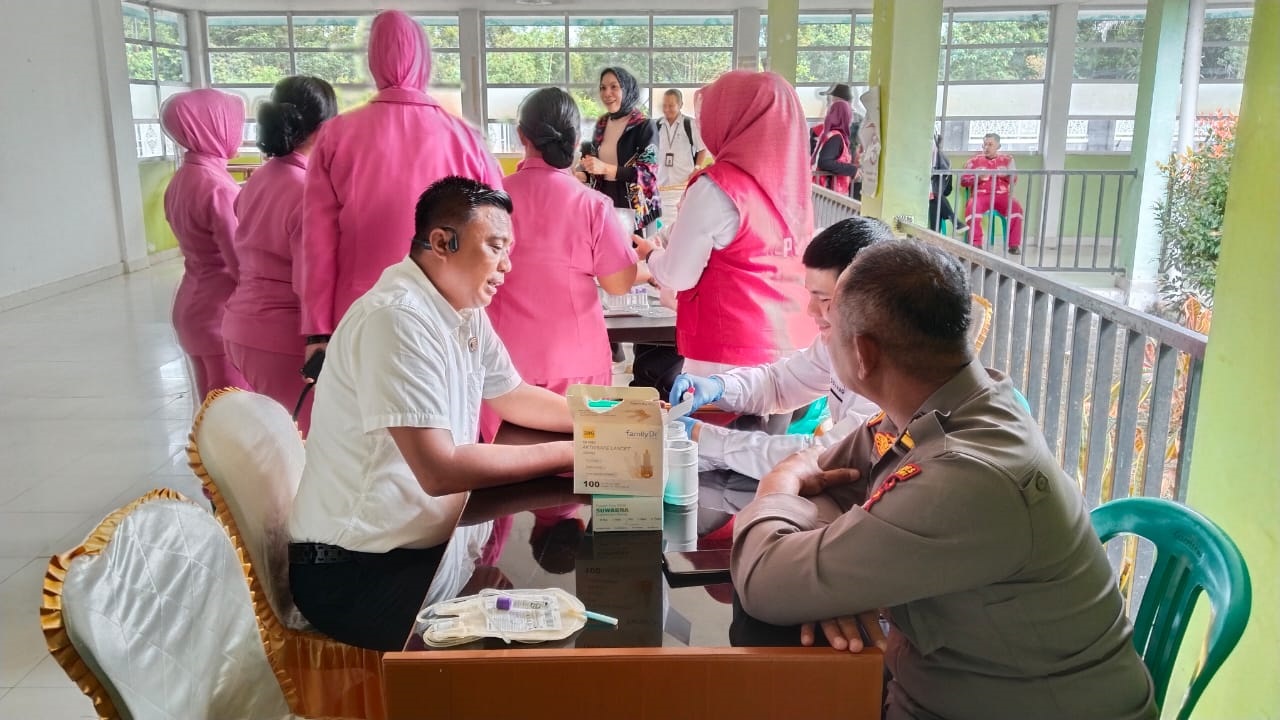 DONOR DARAH: Kasat Reskrim AKP Ambril saat memeriksa kesehatannya sebelum melaksanakan donor darah di RSUD Melawi.