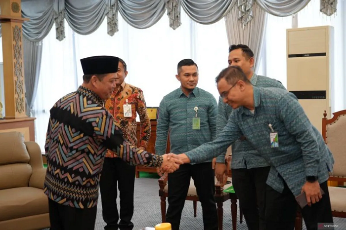 AUDIENSI: Kepala BPJS Ketenagakerjaan Kalbar, Yuliani beraudiensi dengan Gubernur Kalbar Ria Norsan