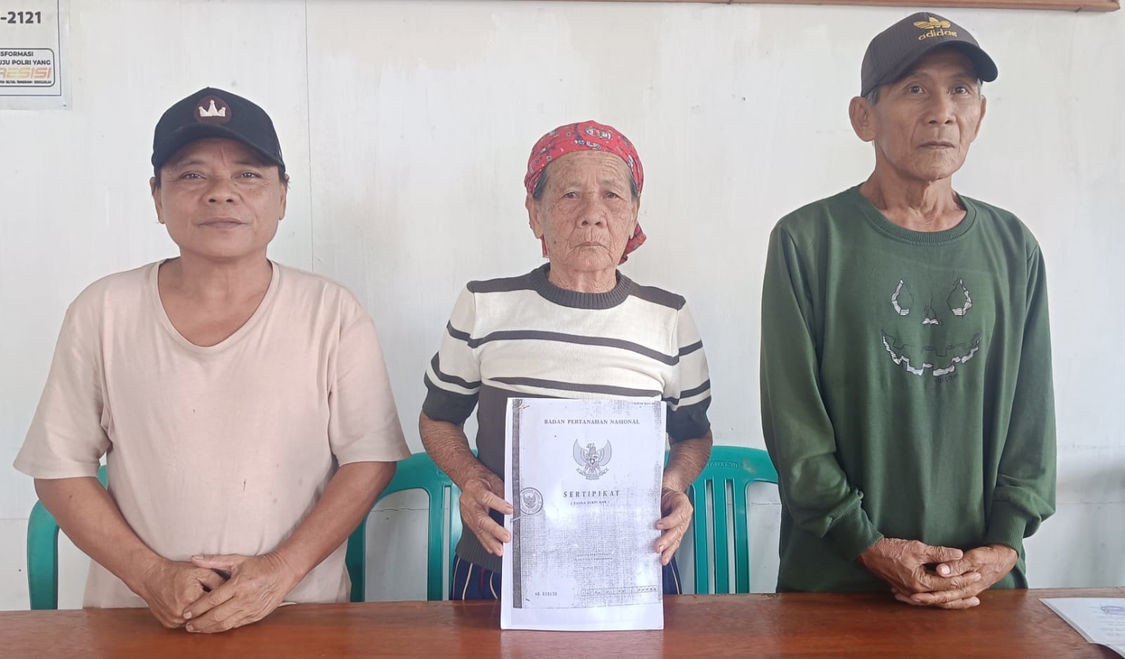 BUKTI : Pemilik tanah dan tergugat saat menunjukkan bukti fotocopy sertifikat yang dimilikinya.