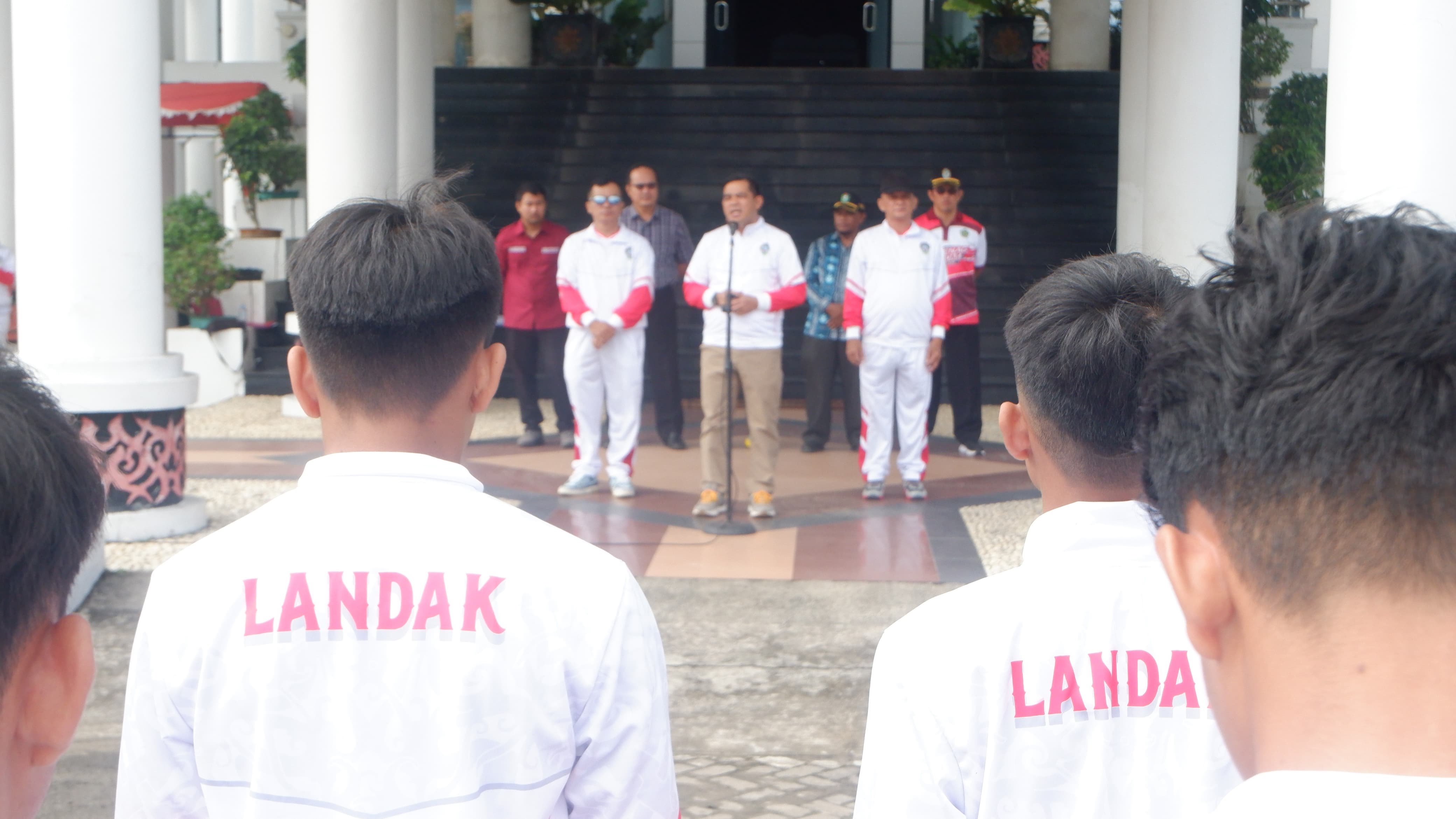 ARAHAN : Wakil Bupati Landak, Erani saat memberikan arahan kepada 19 pelajar yang akan mengikuti POPDA tingat Provinsi yang digelar di Pontianak.