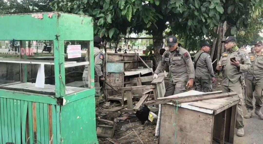 PENERTIBAN: Petugas gabungan Satpol PP Kubu Raya bersama TNI dan Polri baru-baru ini melakukan penertiban PKL di depan RSUD Soedarso, Jl Sungai Raya Dalam guna mengembalikan fungsi trotoar.