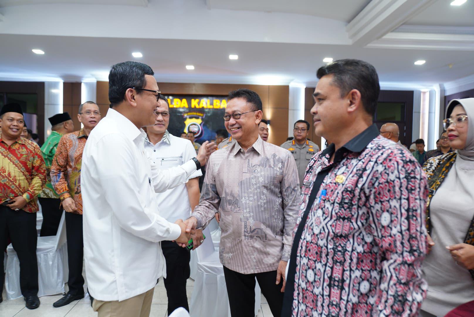 KOMITMEN:  Wali Kota Pontianak Edi Rusdi Kamtono berjabat tangan dengan Menteri P2MI, Abdul Kadir Karding usai Deklarasi dan Komitmen Bersama Pencegahan dan Pemberantasan Penempatan PMI