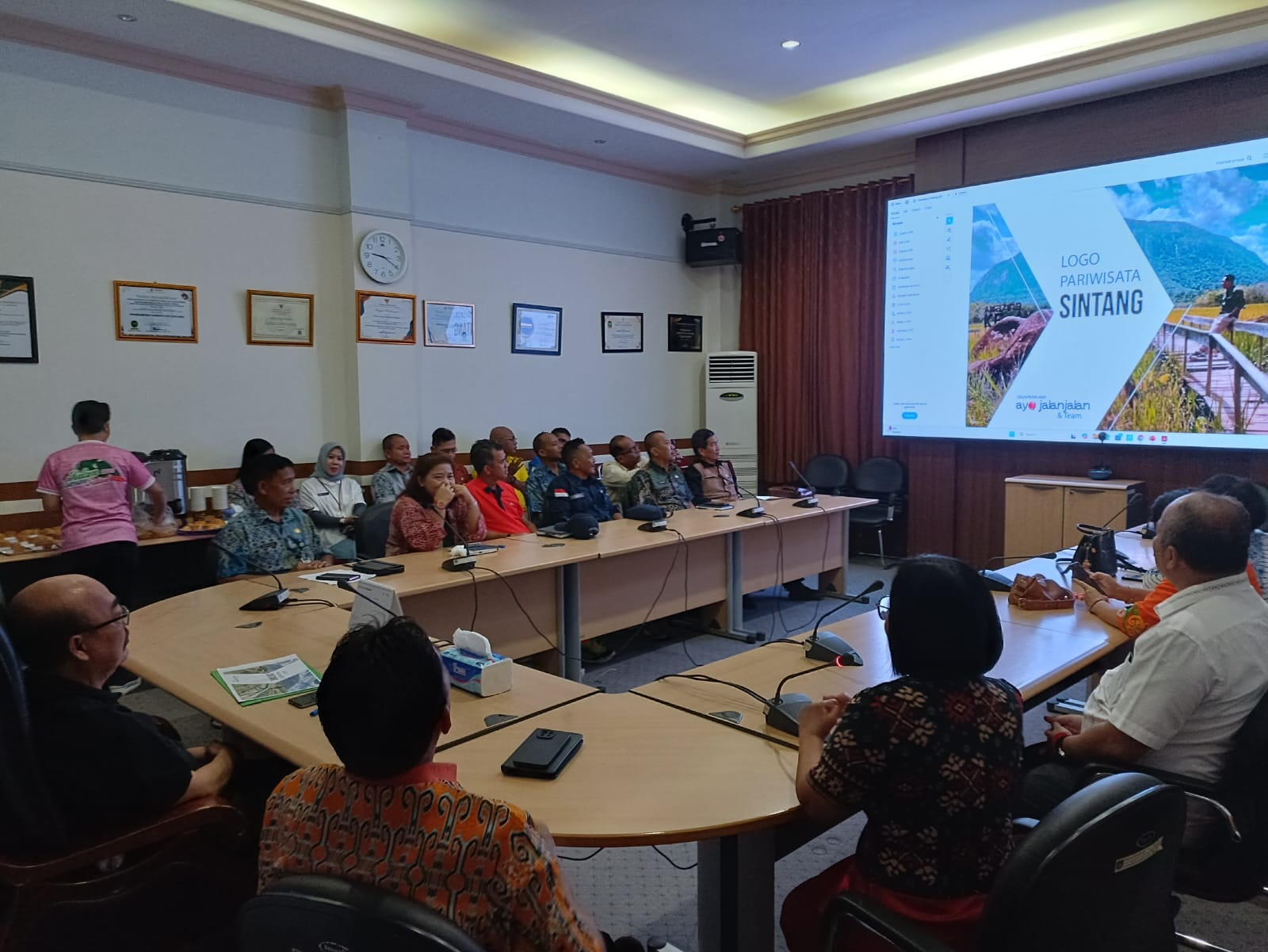 RAPAT: Suasana rapat persiapan rancangan dan pendaftaran hak cipta logo pariwisata Kabupaten Sintang pada Jumat (20/6)  di Sintang.