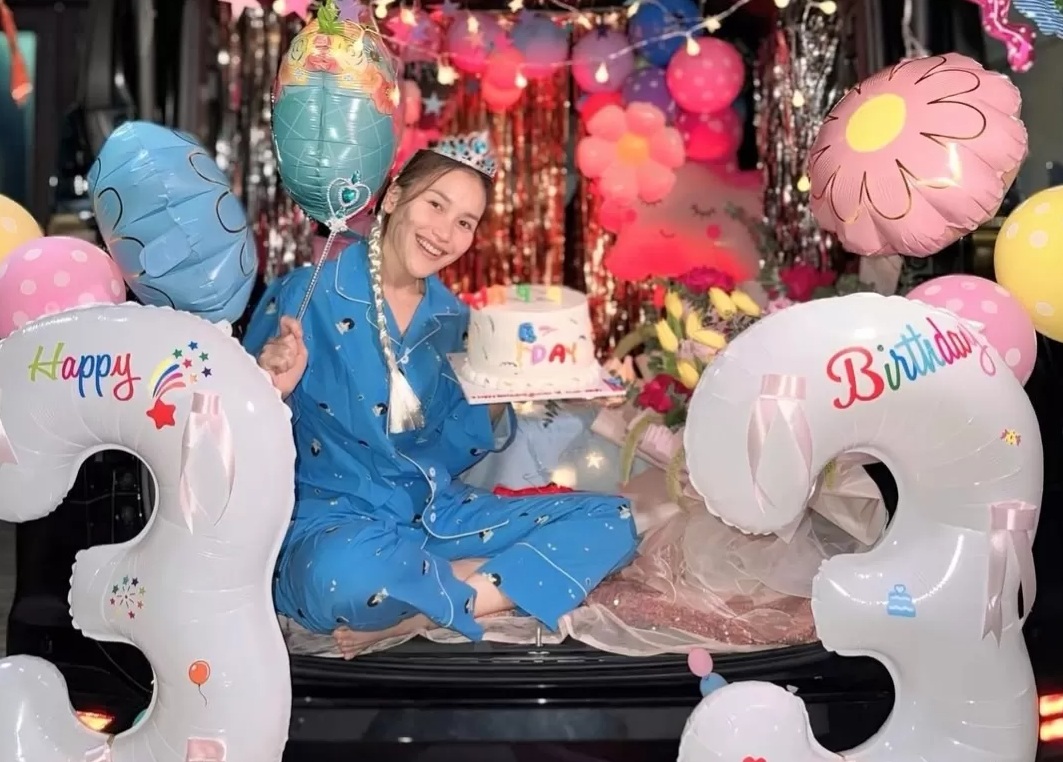 Ayu Ting Ting ultah ke-33 tahun.