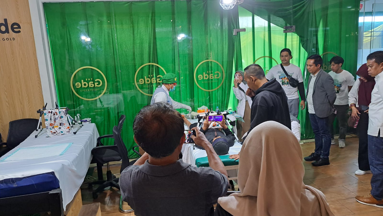 Kepala Unit Usaha Syariah PT Pegadaian, Holilur Rohman saat meninjau kegiatan Khitanan Massal yang digelar Pegadaian Area Pontianak pada Minggu 22 Juni 2025.