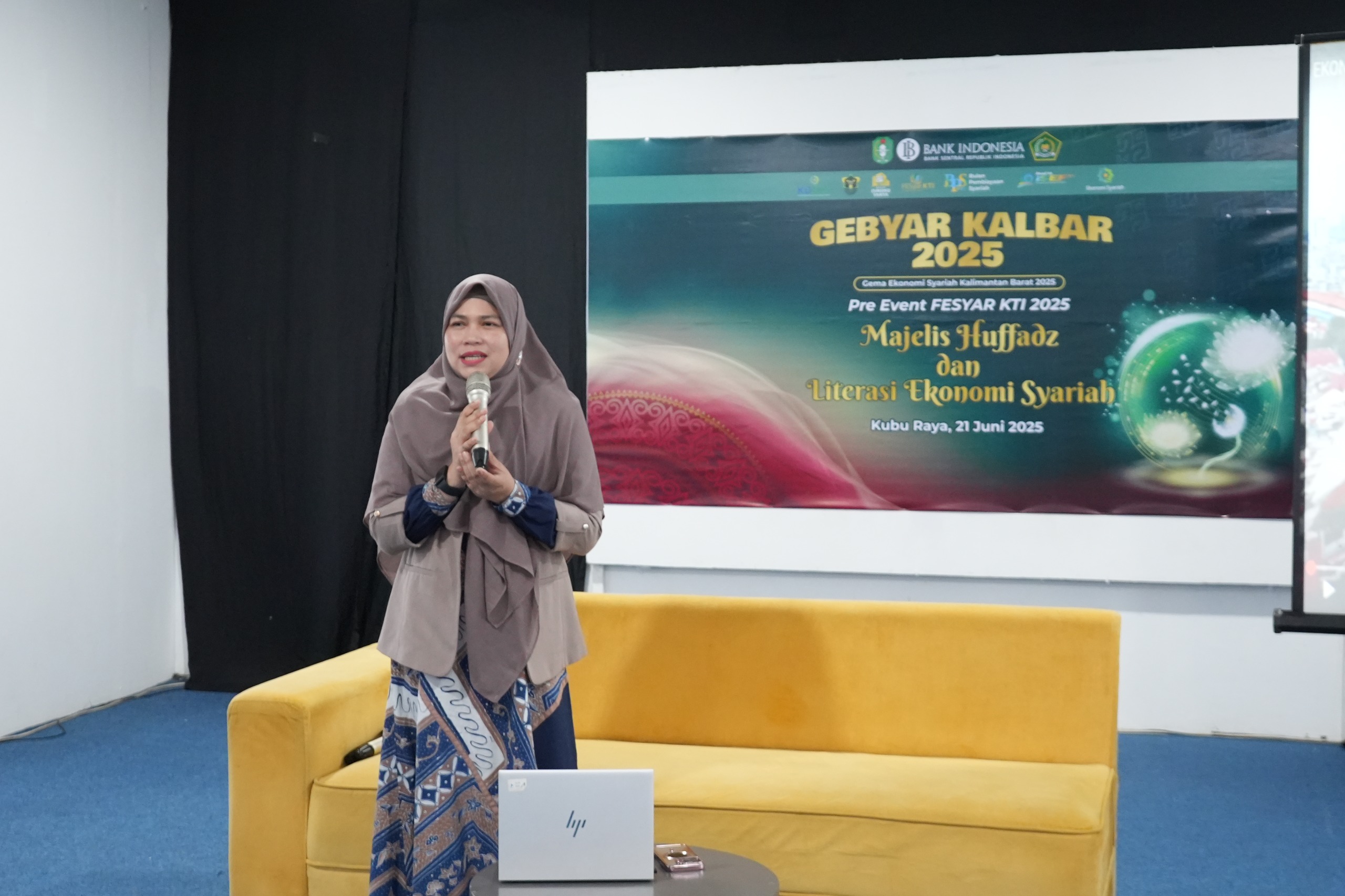 Trisna Handayani, Analis Bank Indonesia, memaparkan strategi penguatan ekonomi syariah kepada para guru ngaji dalam Majelis Huffadz dan Literasi Ekonomi Syariah di Masjid Ismuhu Yahya, Kubu Raya.