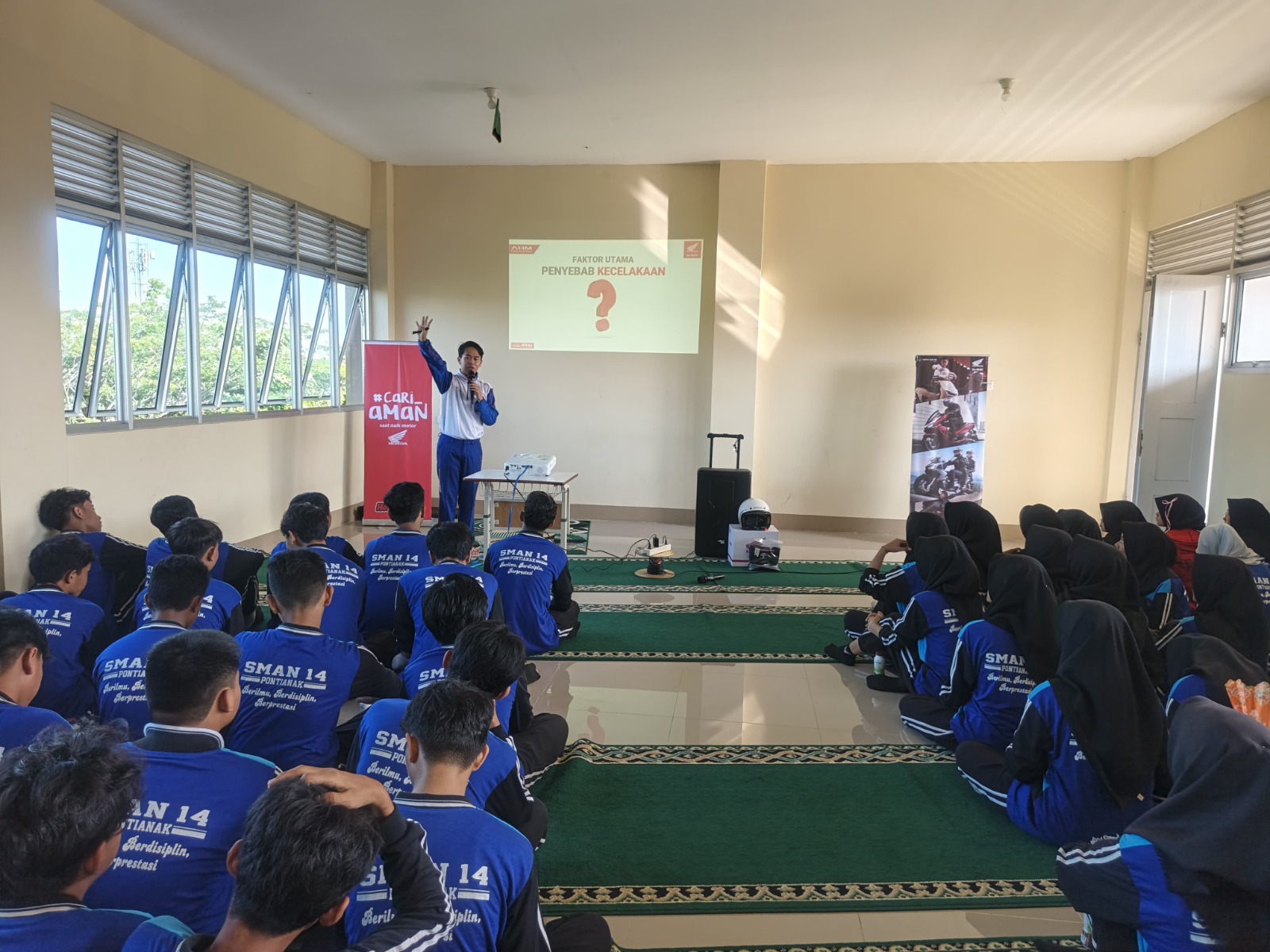 Siswa-siswi SMA Negeri 14 Pontianak antusias mengikuti edukasi keselamatan berkendara yang disampaikan tim Safety Riding Astra Motor Kalbar di dalam kelas, Juni 2025.