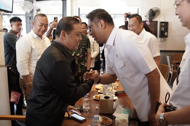 Wamentan RI Sudaryono bertemu Gubernur Kalbar Ria Norsan saat kunjungan ke Bupati Ketapang, Minggu (22/6/2025).