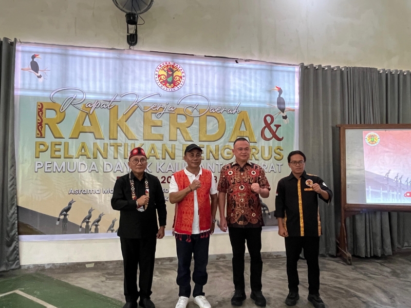 Ketua Umum Dewan Adat Dayak Kalimantan Barat secara resmi melantik kepengurusan baru Pemuda Dayak Kalimantan Barat periode 2025&ndash;2028.