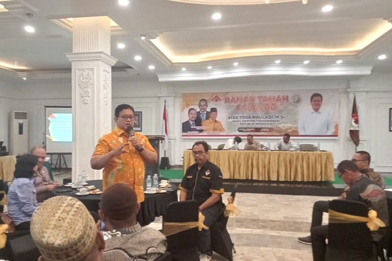 Wakil Menteri Transmigrasi Republik Indonesia, Viva Yoga Mauladi saat berdialog dengan warga transmigrasi, Sabtu (21/6).