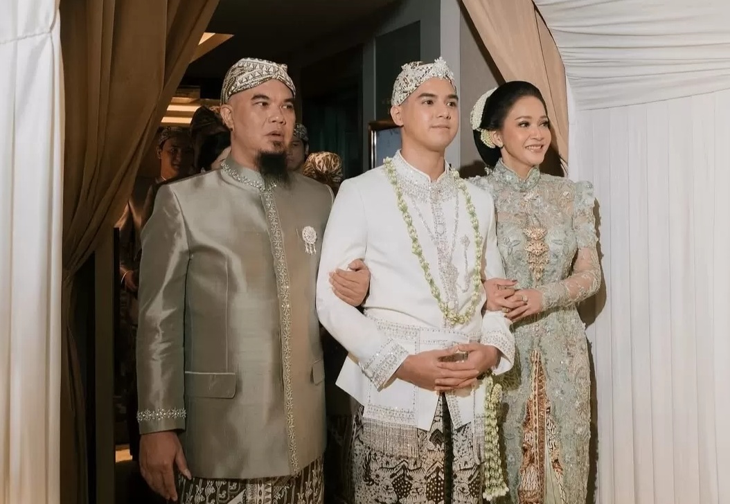 Al Ghazali diapit oleh Ahmad Dhani dan Maia Estianty di acara pernikahannya bersama Alyssa Daguise.