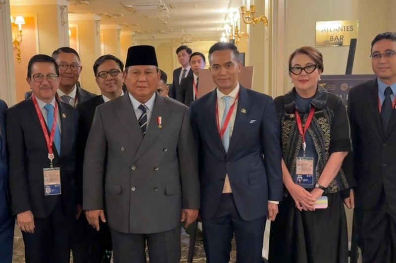: Ketua Kadin Anindya Novyan Bakrie (tengah kanan) bersama Presiden RI Prabowo Subianto (tengah kiri) usai menghadiri Saint Petersburg International Economic Forum (SPIEF) 2025.