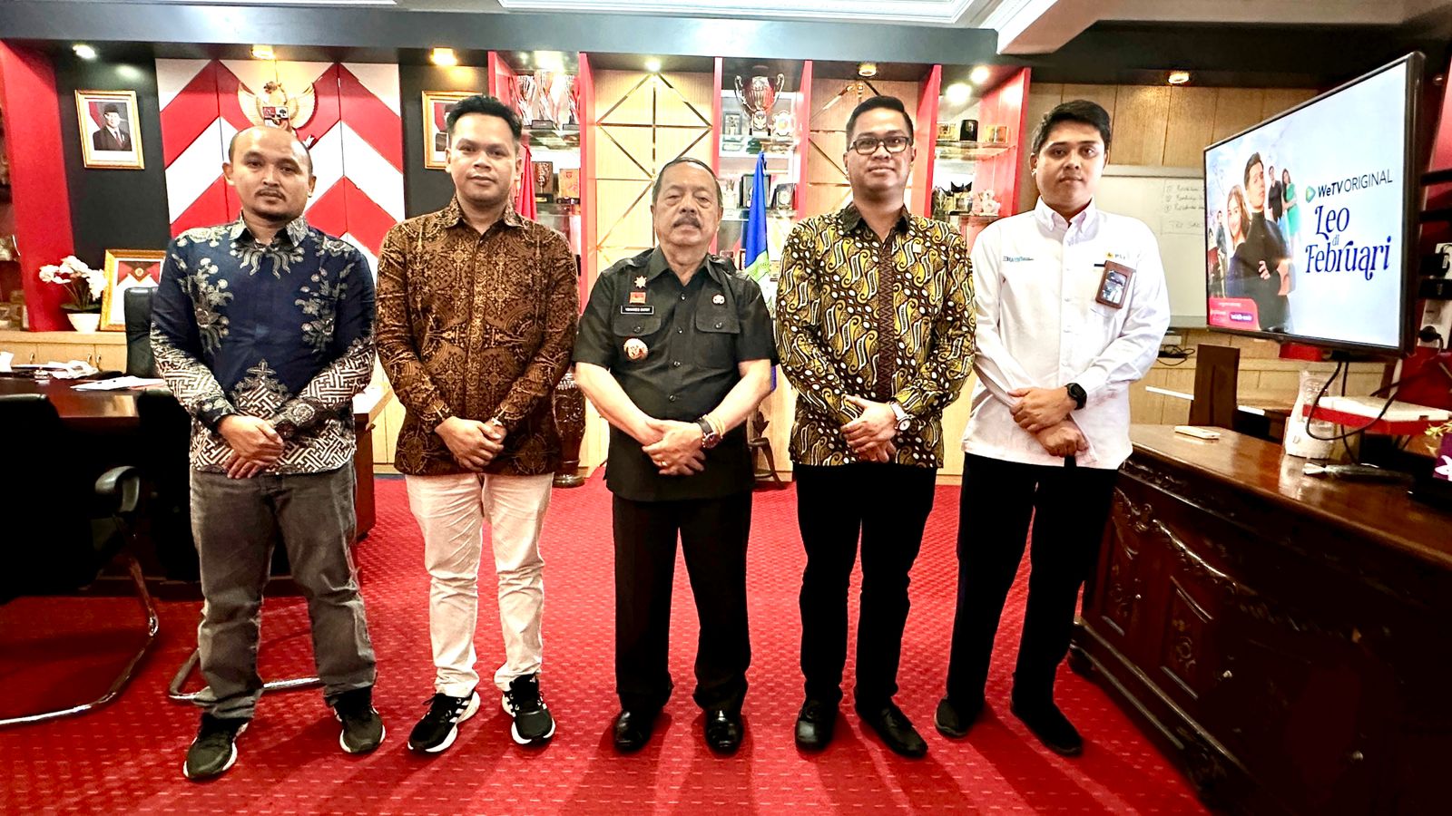 Bupati Sanggau, Yohanes Ontot, S.IP., M.Si. (tengah) berfoto bersama jajaran manajemen PLN UP3 Sanggau usai pertemuan silaturahmi dalam rangka memperkuat sinergi elektrifikasi wilayah perbatasan(16/6)