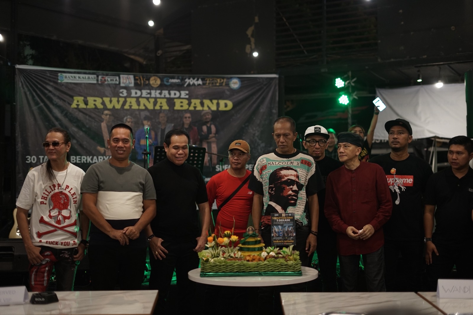 TIGA DEKADE: Personil Band Arwana bersama undangan saat merayakan 30 tahun karir musik mereka.
