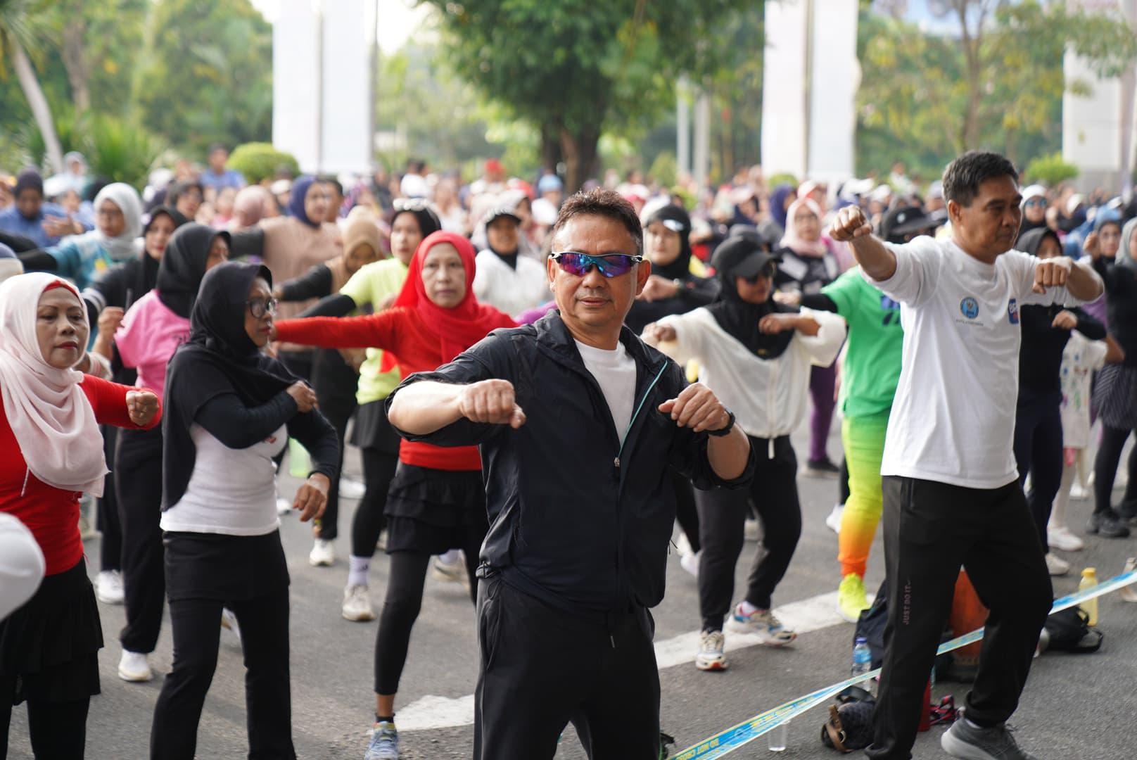 IKUT SENAM: Wali Kota Pontianak Edi Rusdi Kamtono ikut Senam Zumba Sehst Anti Narkoba yang digelar dalam rangka memperingati HANI 2025.