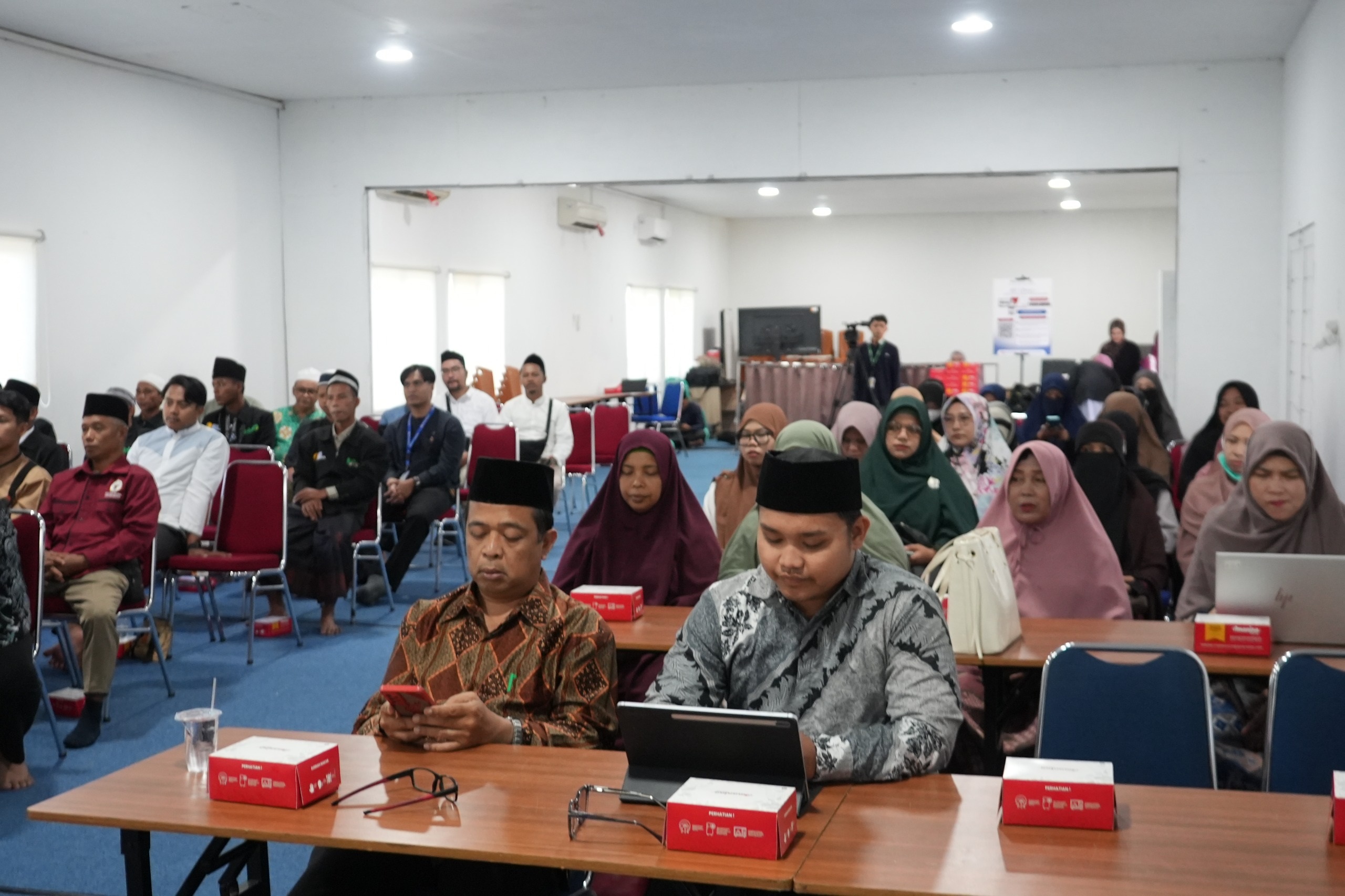 PELATIHAN: Sejumlah guru ngaji dari wilayah Pontianak dan Kubu Raya hadir sebagai peserta Literasi Ekonomi Syariah di Aula Masjid Ismuhu Yahya, Sabtu (21/6).