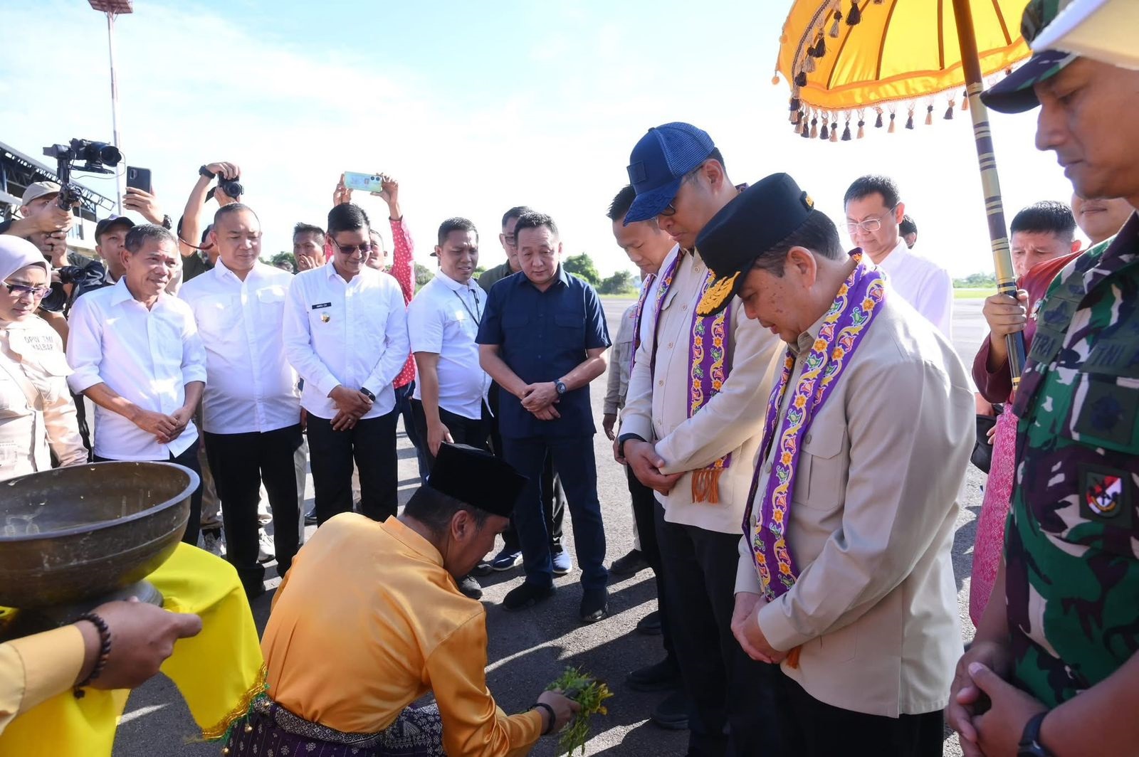 SAMBUT WAMENTAN: Bupati Ketapang, Alexander Wilyo, menyambut kedatangan Wakil Menteri Pertanian RI, Sudaryono, di Bandara Rahadi Oesman, Ketapang, Sabtu (21/6).