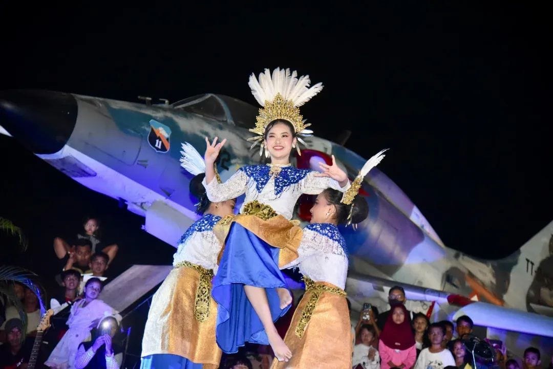 EVENT MINGGUAN: Warga Kubu Raya tampilkan kreativitas dan semangat kebersamaan lewat hiburan budaya dan olahraga mingguan di Supadio Weekend Happiness pada Sabtu malam (21/6).