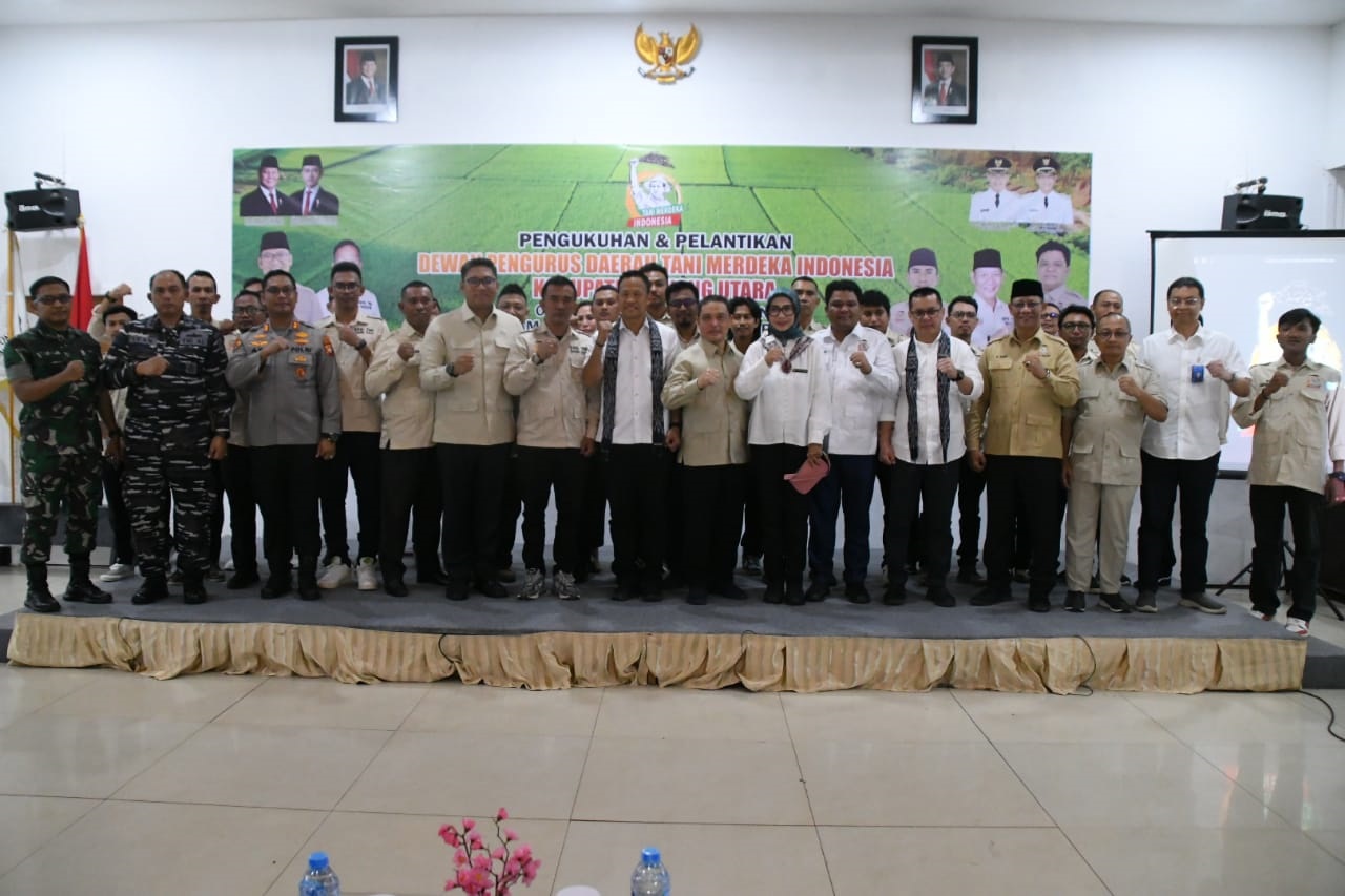 KUKUHKAN: TMI Kayong Utara resmi dikukuhkan sebagai satu-satunya DPD Tani Merdeka Indonesia di Indonesia yang dilantik langsung oleh Wakil Menteri Pertanian, Sudaryono, Sabtu (21/6) di Sukadana.