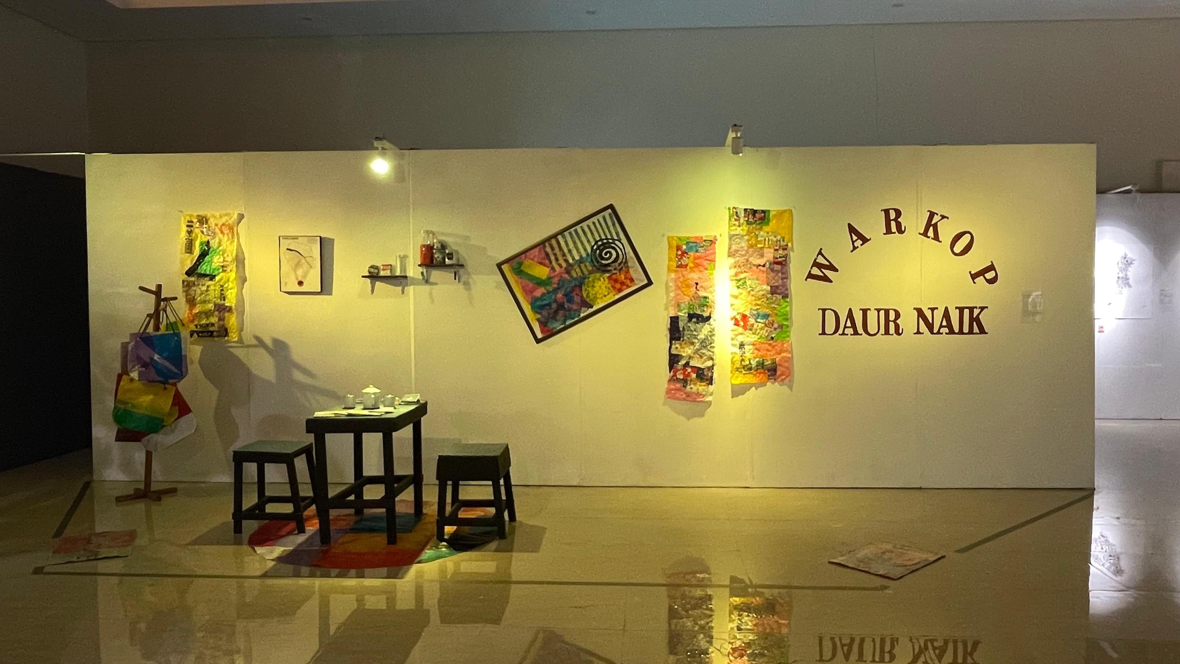 PAMERAN : Instalasi seni berbahan limbah plastik yang ditampilkan kolektif Susur Galur dalam pameran Art Borneo. Karya ini mengangkat isu lingkungan dan budaya warung kopi di Pontianak.