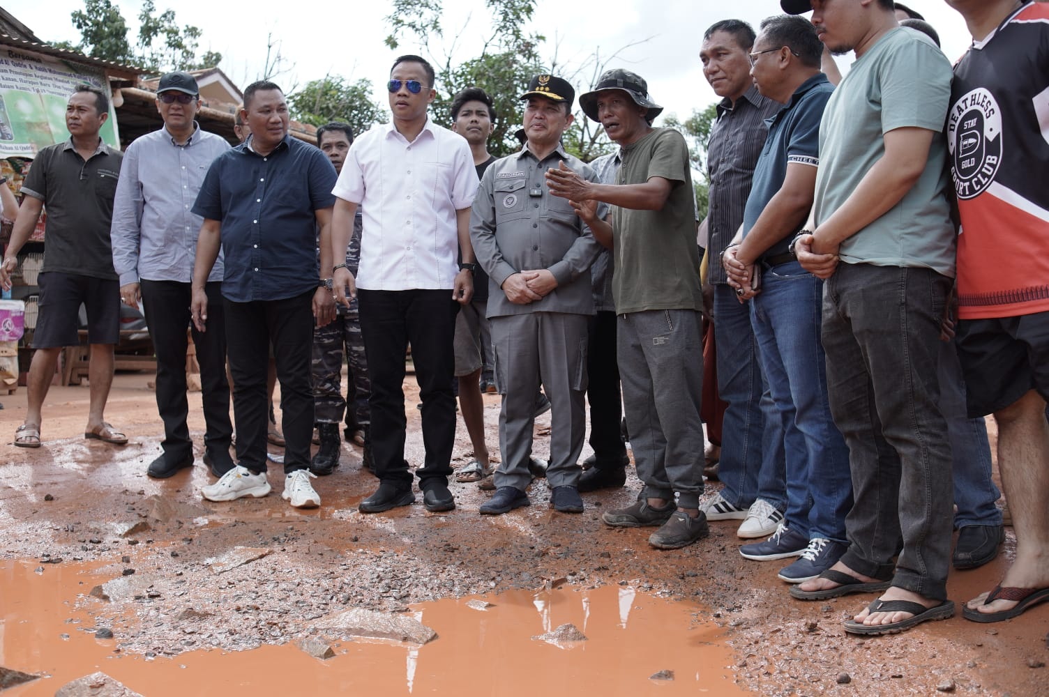 TINJAU JALAN : Gubernur Kalbar, Ria Norsan saat meninjau lokasi rencana perbaikan kerusakan jalan Pesaguan-Kendawangan di Kabupaten Ketapang, Minggu (22/6).