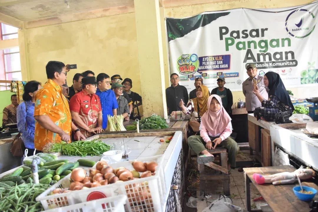 TINJAU: Wamen Transmigrasi, Viva Yoga Mauladi bersama Bupati Sujiwo, Sabtu (21/6) meninjau aktivitas ekonomi warga di pasar tradisional Desa Rasau Jaya 1.