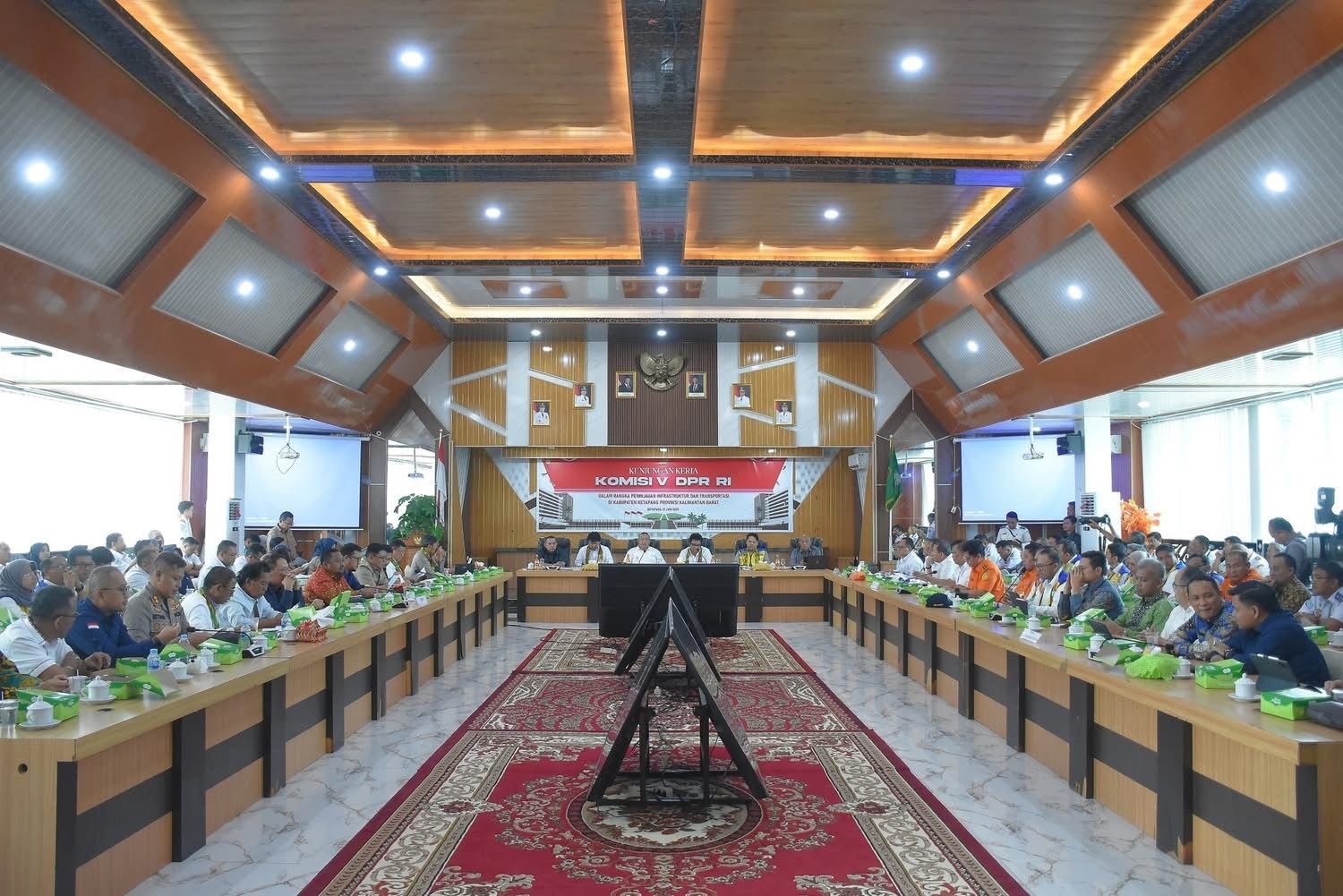 PAPARKAN: Bupati Ketapang, Alexander Wilyo, memaparkan rencana kerja dan visi-misi di hadapan anggota Komisi V DPR RI, Sabtu (21/6).