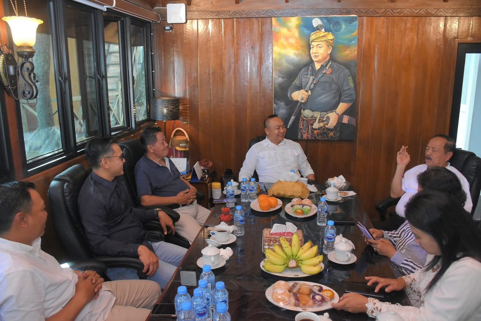 SILATURAHMI: Bupati Ketapang, Alexander Wilyo, menjamu Bupati Sanggau, Yohanes Ontot, saat berkunjung ke Ketapang, Jumat (20/6).