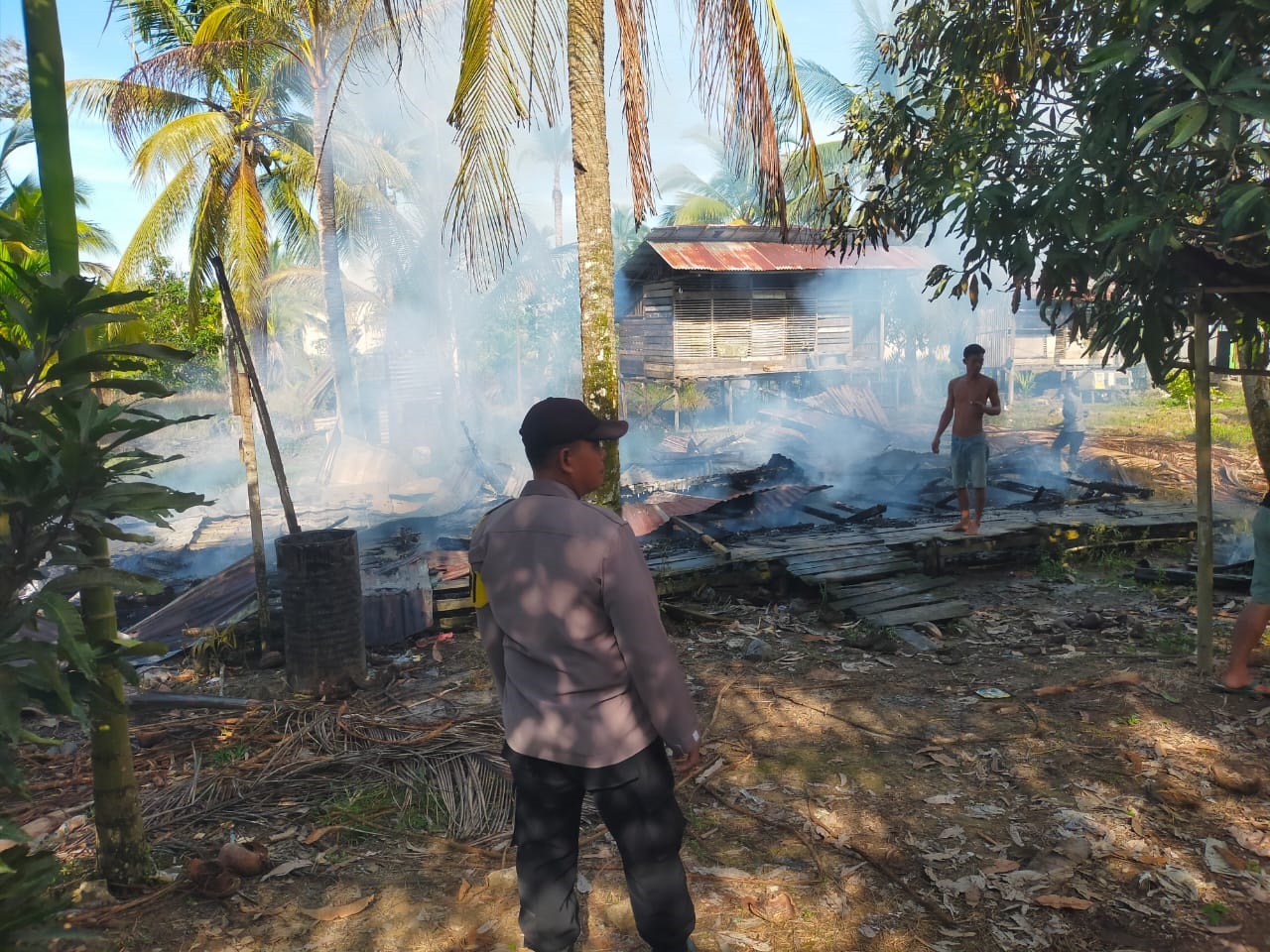 KEBAKARAN: Rumah kontrakan kosong di Dusun Rawa Karya, Desa Kubu, Kecamatan Kubu terbakar pada Sabtu pagi (21/6).