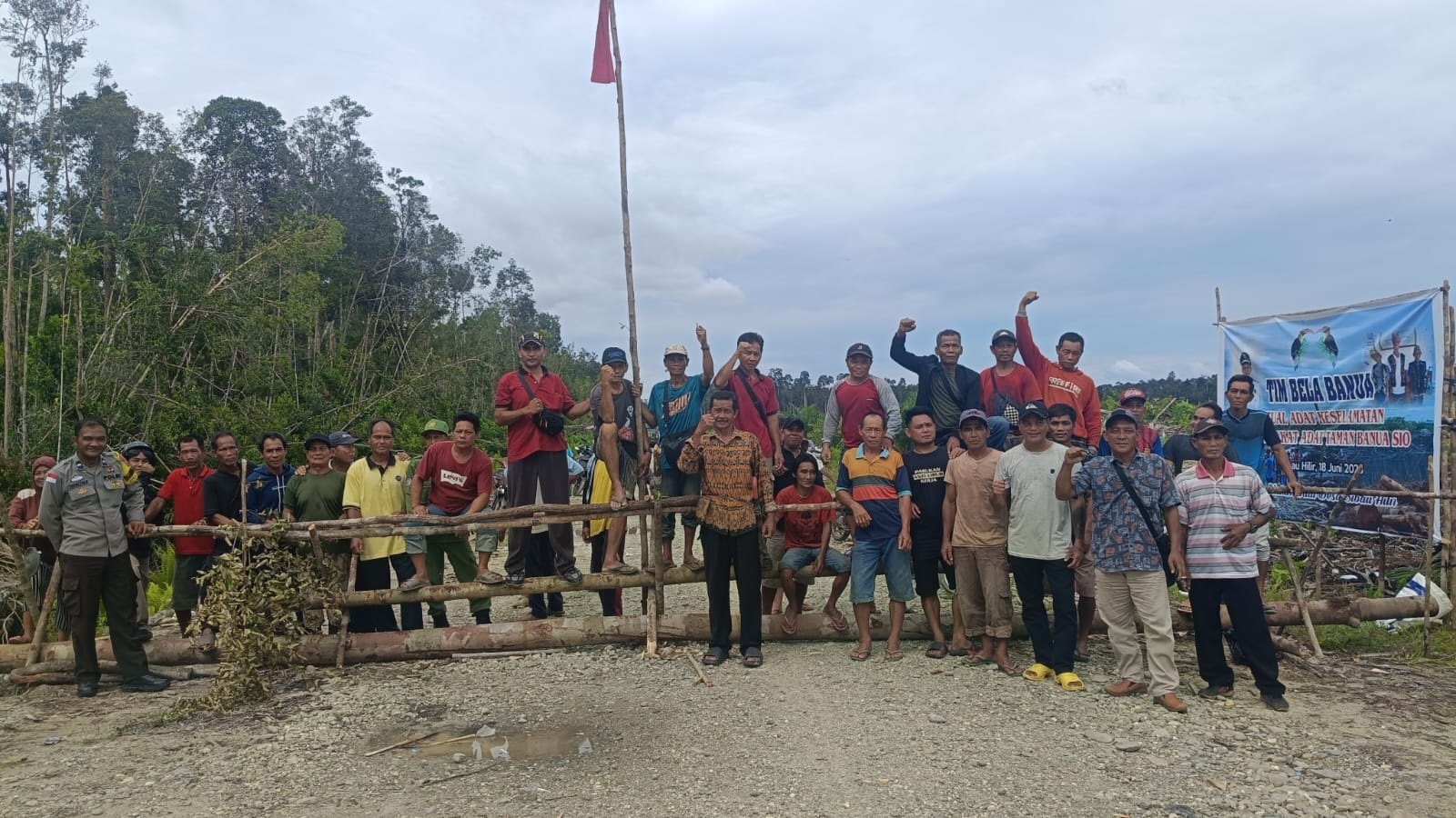DITUTUP: Akses PT BIA saat ditutup masyarakat adat Desa Sibau Hilir, Kecamatan Putussibau Utara.