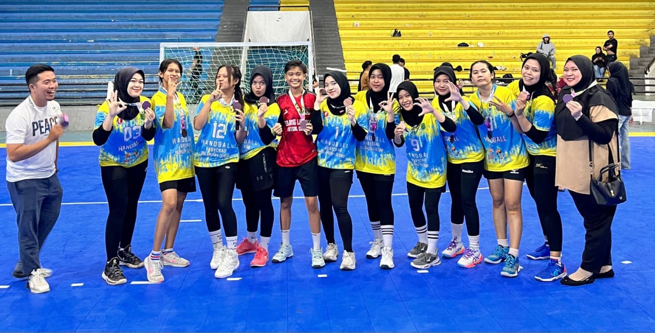 PRESTASI: Atlet putri bola tangan (Handball) Kabupaten Sambas berhasil menjadi juara 3