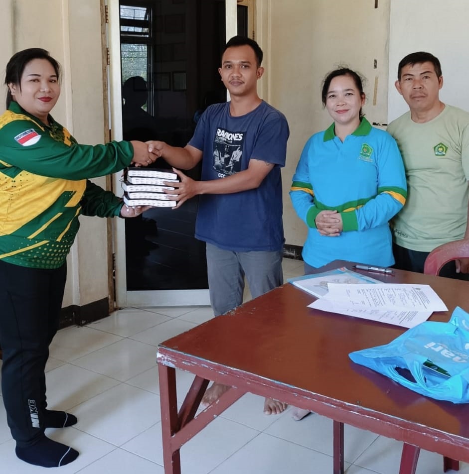 BANTUAN: Penyerahan sejumlah Alkitab oleh para penyuluh kepada pihak pengelola panti sebagai bagian dari program penyuluhan rutin.